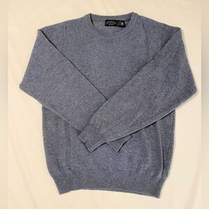 Cambridge men’s 100% Wool blue crew neck sweater.